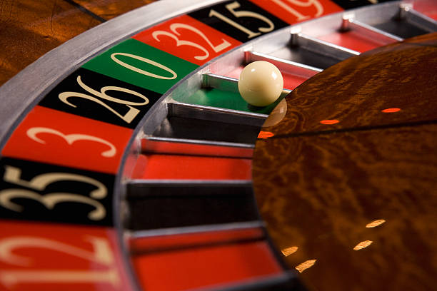 Live dealer spinning Lightning Roulette wheel in dutampo studio
