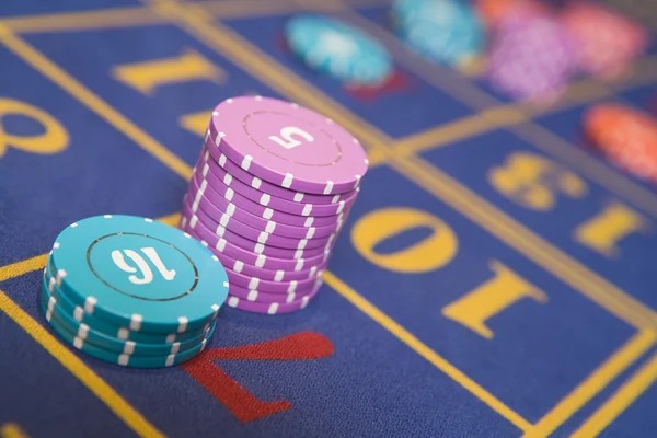 Live Texas Poker table at dutampo with dealer and players
