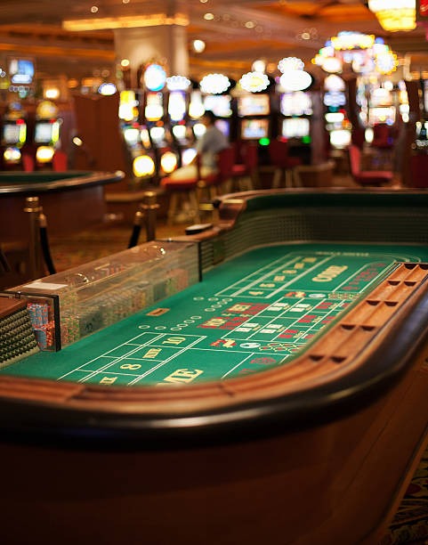 Yggdrasil live table interface showing game controls and dealer feed